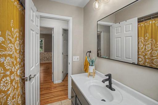 1424 Rhode Island Avenue N, Golden Valley, MN 55427
