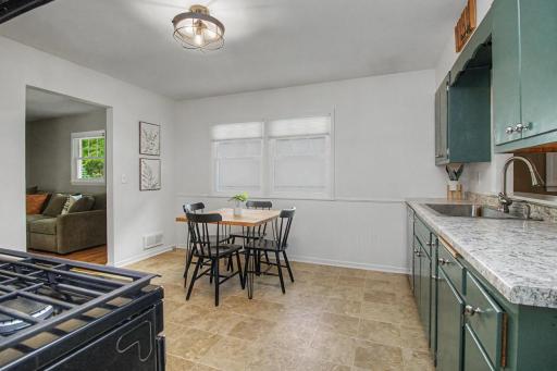 1424 Rhode Island Avenue N, Golden Valley, MN 55427