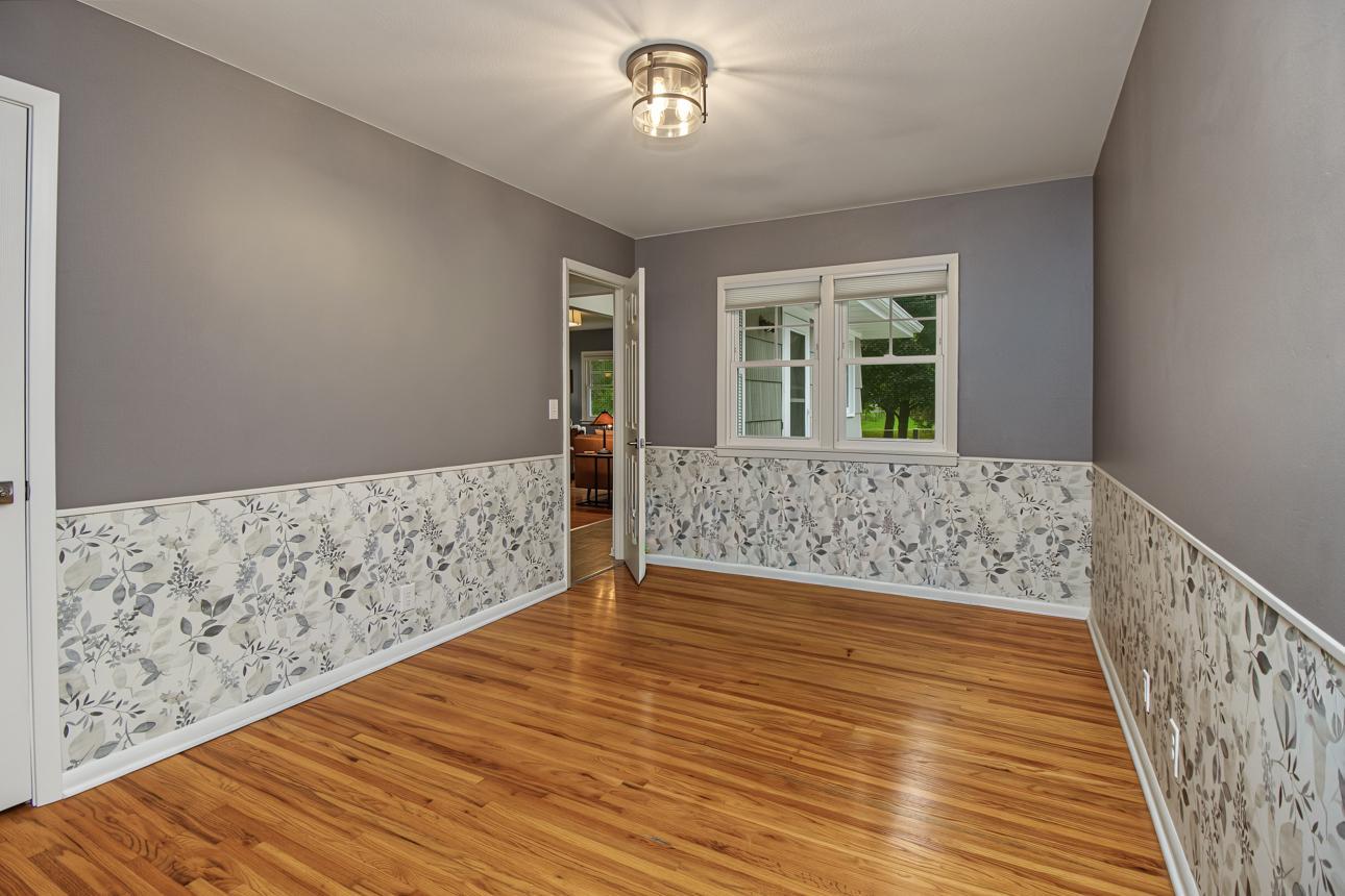 Third bedroom w/ no furniture