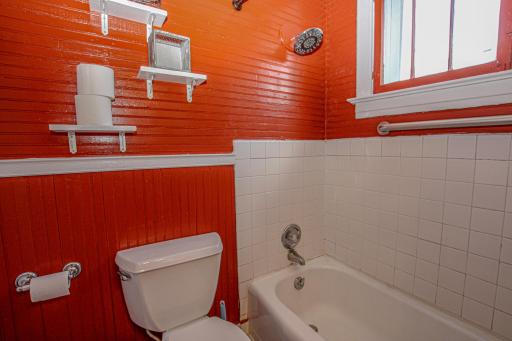 Main Floor Full Bath.jpg
