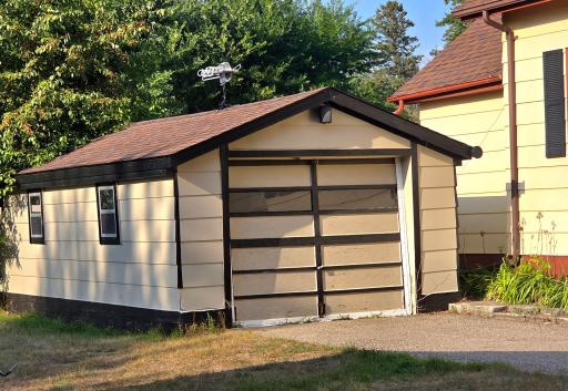 Detached garage