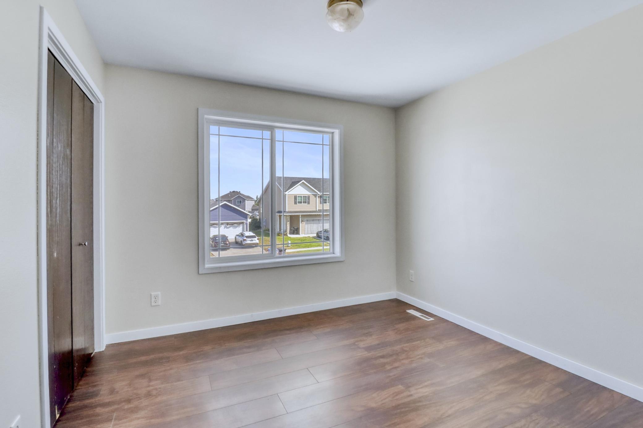 Bedroom1_1.JPG
