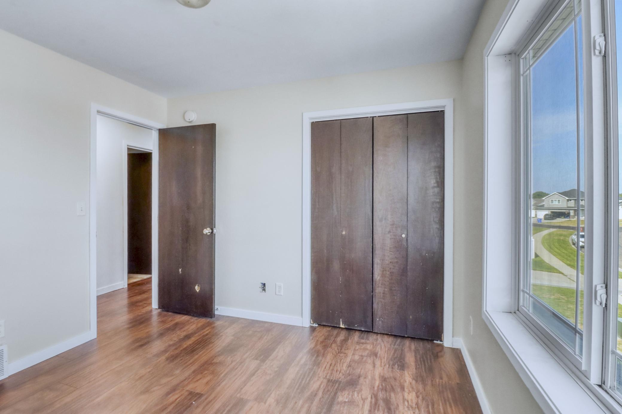 Bedroom1_2.JPG