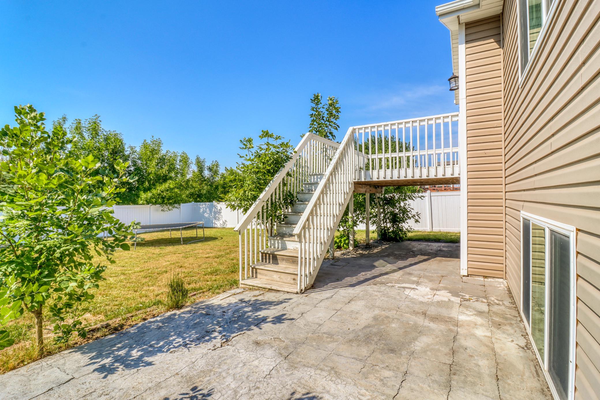 Backyard_patio1_0.JPG