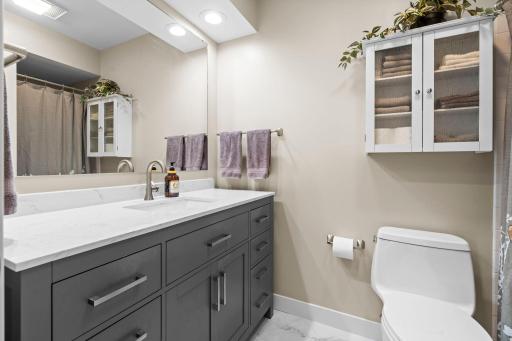 Main floor full bathroom