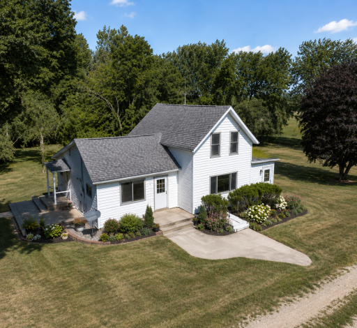 Cute 1 1/2 Story Farmhouse!