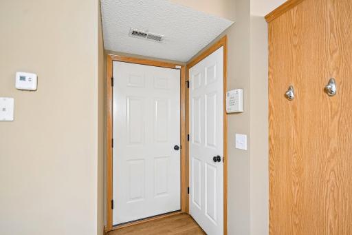 22-web-or-mls-Partridge Cir-S2509-022.jpg