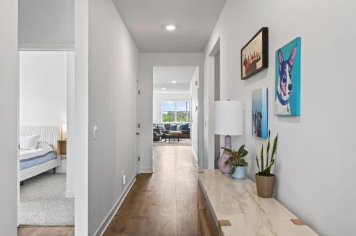 Spacious entry w/recessed lighting