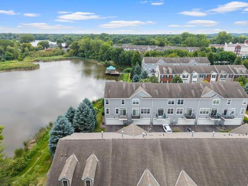 Wow! Great end-unit with pond setting.