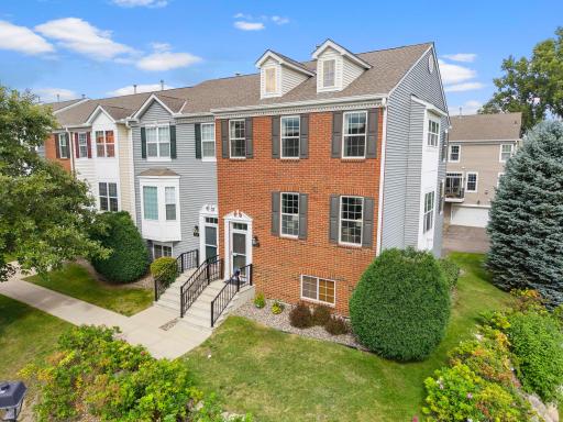 Wow! Great end-unit with pond setting.