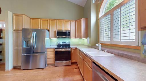 915 Kimberly Lane, Chanhassen, MN 55317