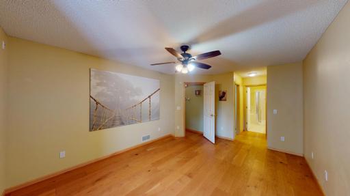 915 Kimberly Lane, Chanhassen, MN 55317