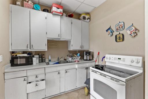 16-web-or-mls-2600 Washington St NE-16.jpg