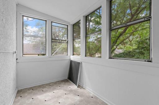 24-web-or-mls-2600 Washington St NE-24.jpg