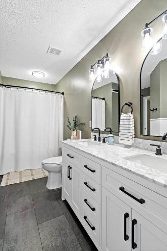 20-web-or-mls-8706 Quarry Ridge Ln Unit G Woodbury MN_0025.jpg