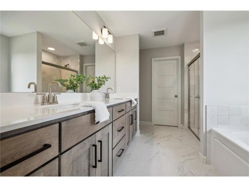 17940 master bathroom.jpeg