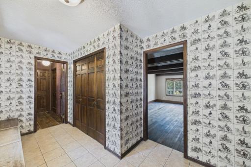 Side/garage/mudroom includes closet and bench