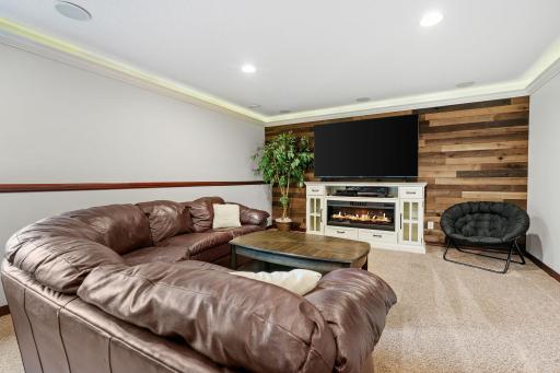 Finished LL offers tons of natural light, addtâl Family Room, gaming space, Bonus Room that could function as a 4th BR