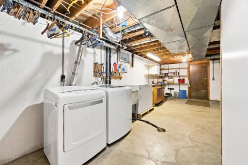 Washer/Dryer included