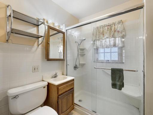 9 - Bathroom (1).jpg