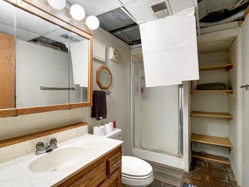 12 - Bathroom.jpg
