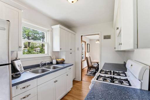 1873 Hawthorne Avenue E, Saint Paul, MN 55119
