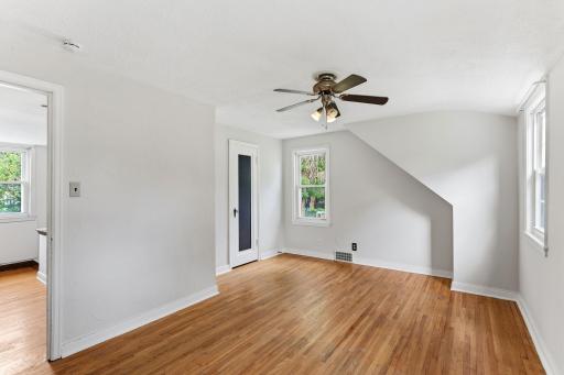 1873 Hawthorne Avenue E, Saint Paul, MN 55119
