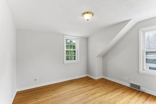 1873 Hawthorne Avenue E, Saint Paul, MN 55119