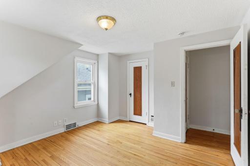1873 Hawthorne Avenue E, Saint Paul, MN 55119