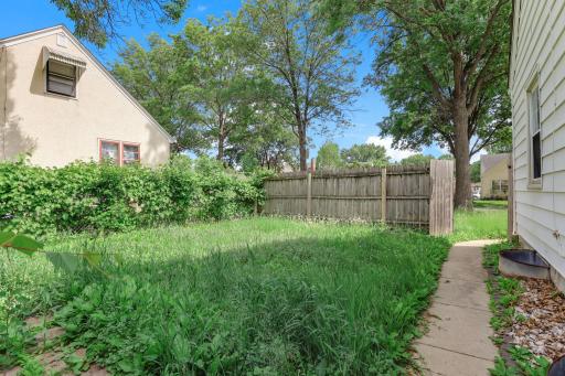 1873 Hawthorne Avenue E, Saint Paul, MN 55119