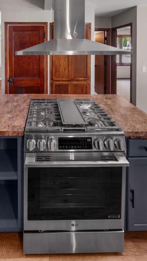 Straight on view of Range & hood