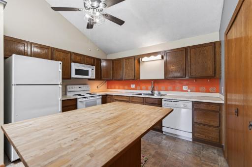 3276 greenbrier st vadnais heights_07302026_04.jpg