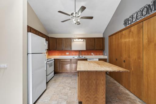 3276 greenbrier st vadnais heights_07302026_03.jpg