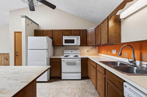 3276 greenbrier st vadnais heights_07302026_05.jpg
