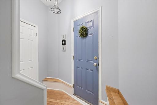 2209 Midlothian Road, Roseville, MN 55113