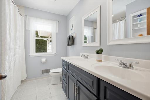 2209 Midlothian Road, Roseville, MN 55113