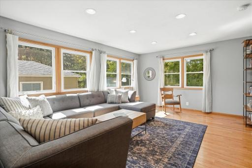 2209 Midlothian Road, Roseville, MN 55113