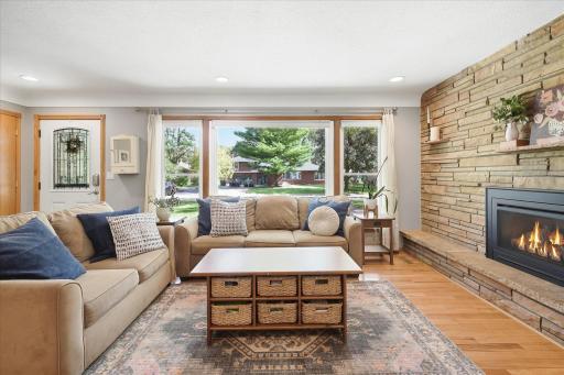 2209 Midlothian Road, Roseville, MN 55113