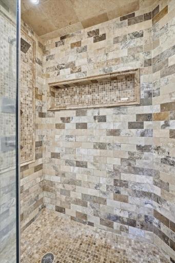 2209 Midlothian Road, Roseville, MN 55113