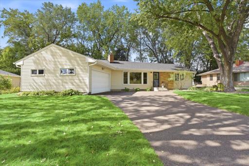 2209 Midlothian Road, Roseville, MN 55113