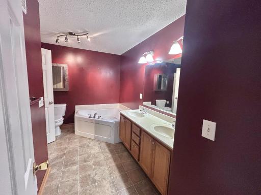 Walk through full bath off of the primary bedroom.rimary bedroom