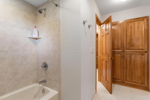 8665 Wynstone Pass, Eden Prairie, MN 55347