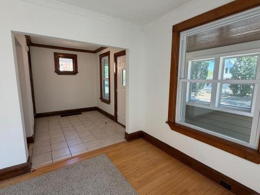 2955 Queen tile floor foyer