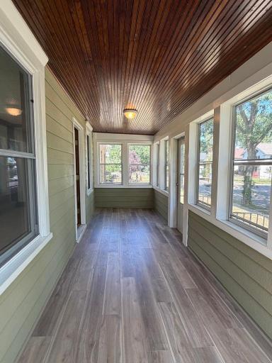 2955 Queen Front porch, new Life Proof flooring