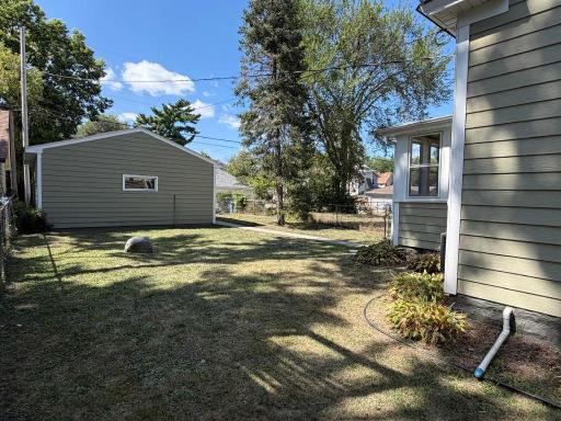 2955 Queen Ave. Side yard looking towards garage