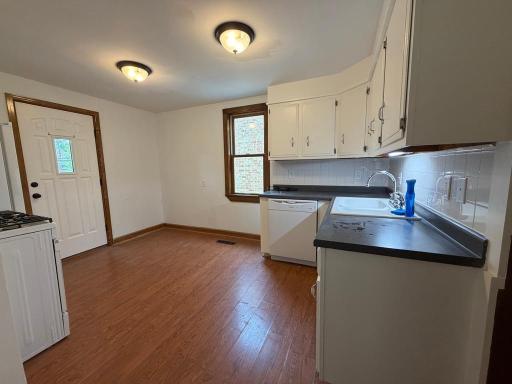 2955 Queen Kitchen 3.jpeg