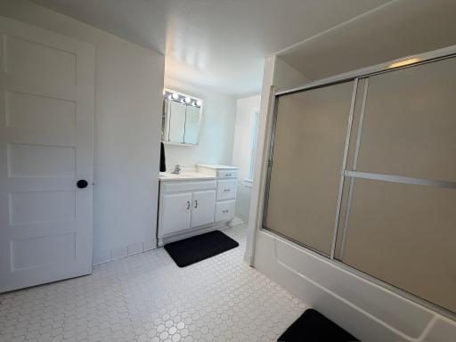 2955 Queen Bath 1.jpeg