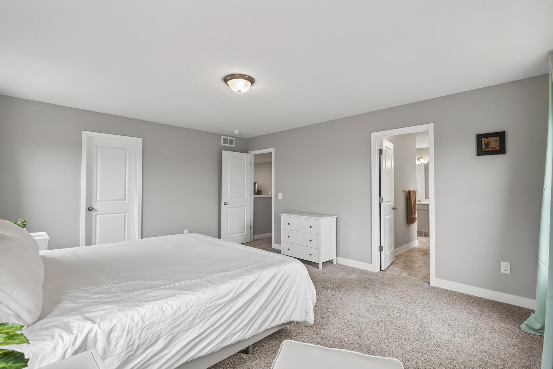 28_4350_123rd_Circle_NE28_mls.jpg