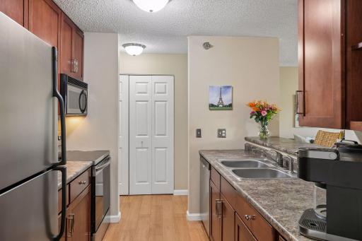 6155 Chasewood Parkway, 201, Minnetonka, MN 55343