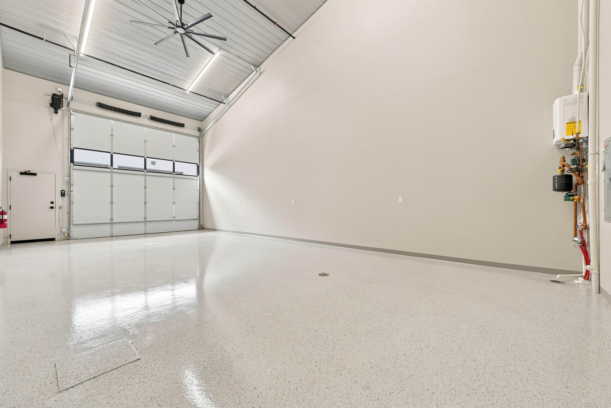 Built for big ideas, with the scale to accommodate everything from collector cars to boats, RVs, and equipment.